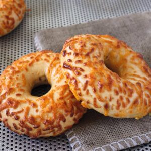 Bagels v/chili/cheddar